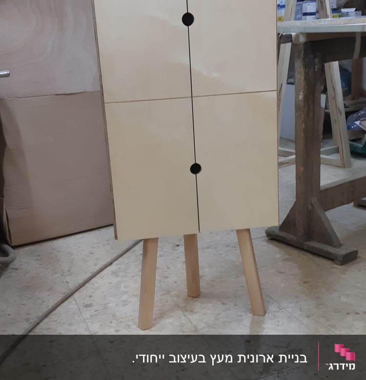 ארון עץ עם ארבע דלתות וסימני חורים